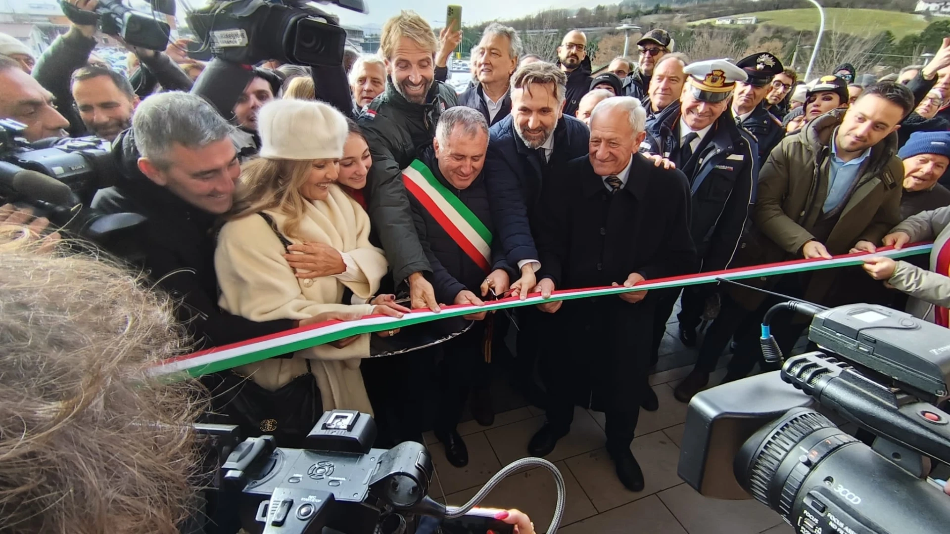 Castel Di Sangro: inaugurata la piscina comunale. Struttura all’avanguardia pronta ad ospitare gare ed eventi di rilievo. Parata di star in  città tra cui Luciano Spalletti, Gabriele Gravina, Paolo Bonolis e Massimiliano Rosolino. GUARDA IL SERVIZIO.